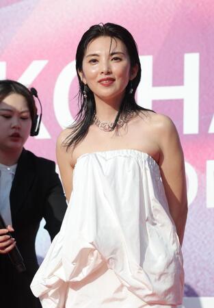 　レッドカーペットに登場する田中麗奈（４日）