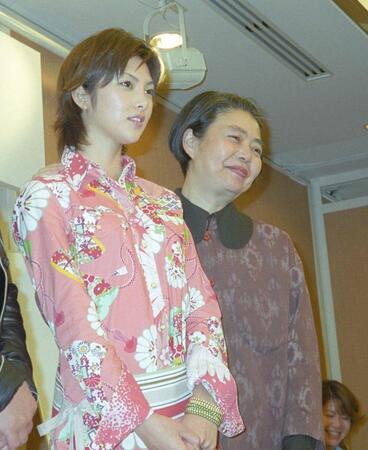 　２００１年５月、「東京マリーゴールド」会見で。樹木希林さん（右）と田中麗奈