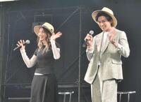　麦わら帽子をかぶってギネス記録に挑戦したエミリー・ラッド（左）、新田真剣佑