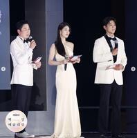 　百想芸術大賞の公式インスタグラム＠ｂａｅｋｓａｎｇ．ｏｆｆｉｃｉａｌより　司会は７度目の組み合わせとなる（左から）シン・ドンヨプ、スジ、パク・ボゴム