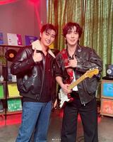 　「ジョン・ヨンファの　ＲｏｏｍＬＰ」の公式インスタグラム＠ｊｙｈ＿ｌｐｒｏｏｍより　（左から）ＤＡＹ６のＹｏｕｎｇ　ＫとＣＮＢＬＵＥのジョン・ヨンファ