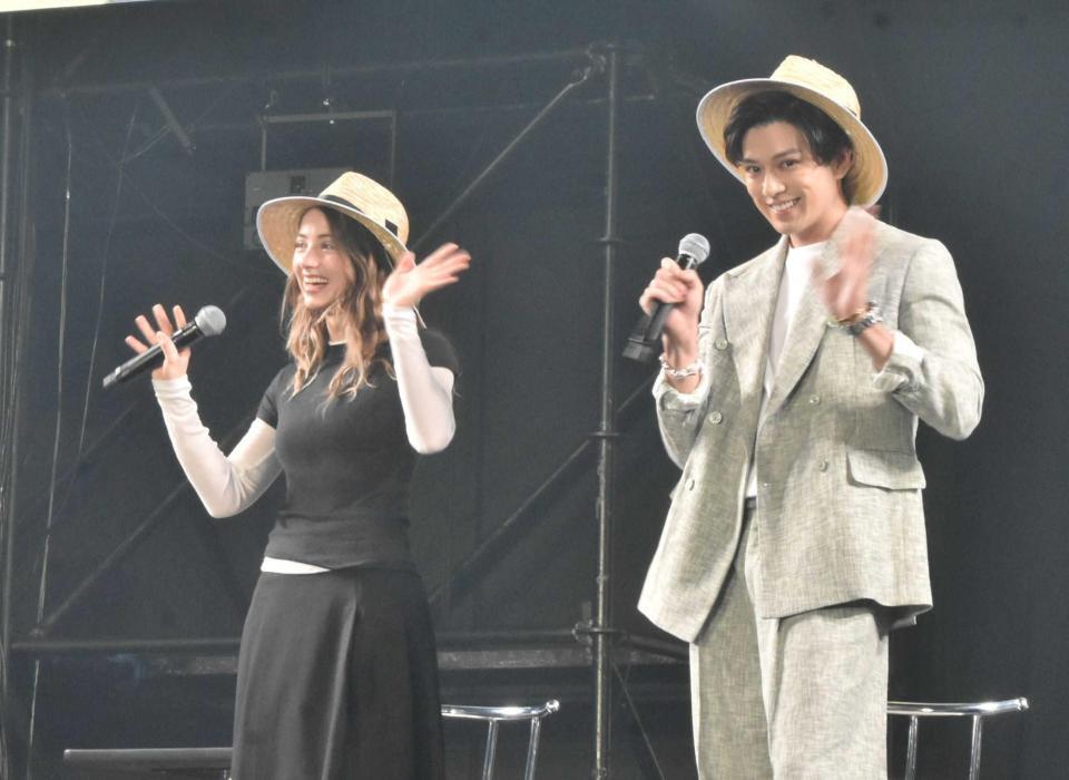 　麦わら帽子をかぶってギネス記録に挑戦したエミリー・ラッド（左）、新田真剣佑