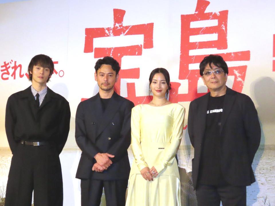 　登壇した（左から）窪田正孝、妻夫木聡、広瀬すず、大友啓史監督