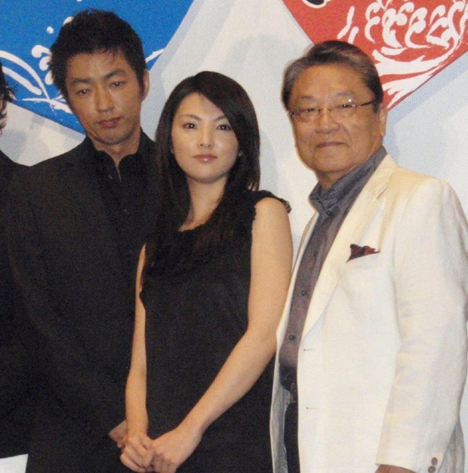 　０８年、映画「築地魚河岸三代目」の舞台あいさつで。中央が田中麗奈
