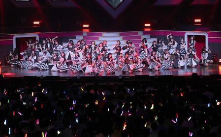 　熱いパフォーマンスを見せるＡＫＢ４８（撮影・佐々木彰尚）