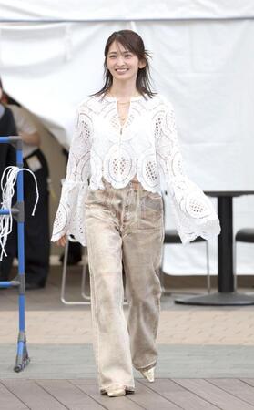 　笑顔で登場する岡本玲（撮影・西岡正）