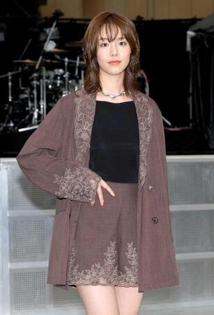 　イベントでポーズをとる唐田えりか（撮影・西岡正）