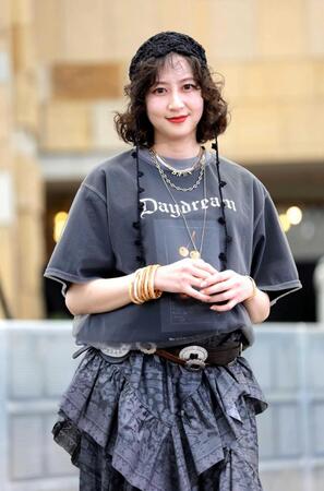 　ポーズをとる河北麻友子