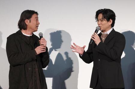 　舞台あいさつに登場した加藤浩次監督（左）と加藤シゲアキ監督（撮影・佐々木彰尚）