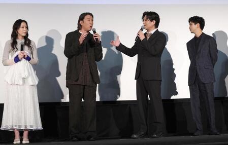 　舞台あいさつに登場した（左から）雛形あきこ、加藤浩次監督、加藤シゲアキ監督、正門良規（撮影・佐々木彰尚）