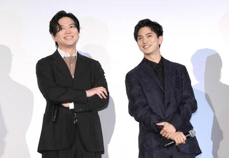 　笑顔で登壇した加藤シゲアキ監督（左）と正門良規