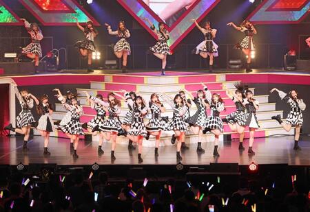 　熱いパフォーマンスを見せるＡＫＢ４８（撮影・佐々木彰尚）