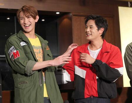 　大内リオン（左）のツッコミに笑顔を見せる岡本圭人（撮影・西岡正）