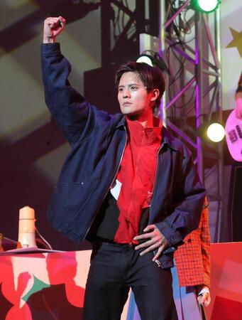 　エンディングでダンスを披露する岡本圭人（撮影・西岡正）