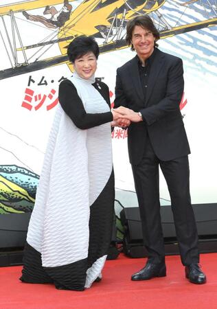 　レッドカーペットイベントに登場したトム・クルーズと小池百合子都知事（撮影・伊藤笙子）