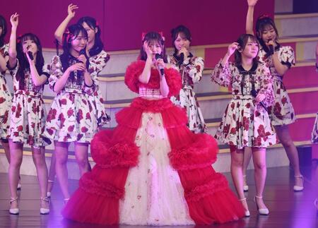 　涙ぐむ村山彩希（中央）＝撮影・佐々木彰尚