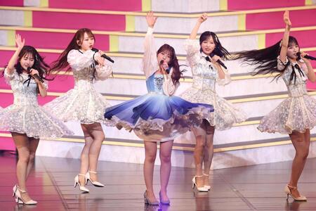 　卒業コンサートをするＡＫＢ４８・村山彩希（中央）＝撮影・佐々木彰尚