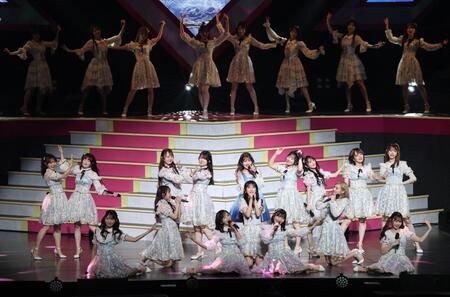 　卒業コンサートをするＡＫＢ４８・村山彩希（中央）＝撮影・佐々木彰尚