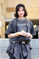 　ポーズをとる河北麻友子