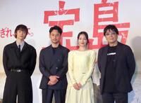 　（左から）窪田正孝、妻夫木聡、広瀬すず、大友啓史監督