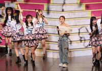 　応援総団長に就任した高橋みなみと喜ぶメンバー（撮影・佐々木彰尚）