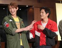 　大内リオン（左）のツッコミに笑顔を見せる岡本圭人（撮影・西岡正）