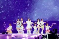 　「夏祭り恋慕う」をパフォーマンスする＝ＬＯＶＥ