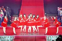 　「とくべチュ、して」をパフォーマンスする＝ＬＯＶＥ