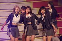 　横山結衣（右）と共演する村山彩希（撮影・佐々木彰尚）