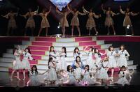 　卒業コンサートをするＡＫＢ４８・村山彩希（中央）＝撮影・佐々木彰尚