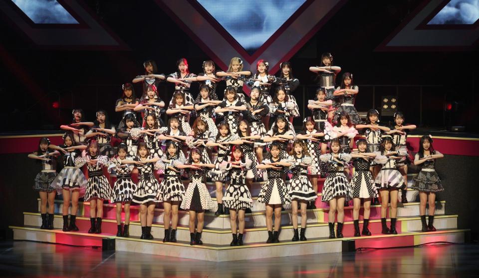 熱いパフォーマンスを見せるＡＫＢ４８＝東京ガーデンシアター（撮影・佐々木彰尚）