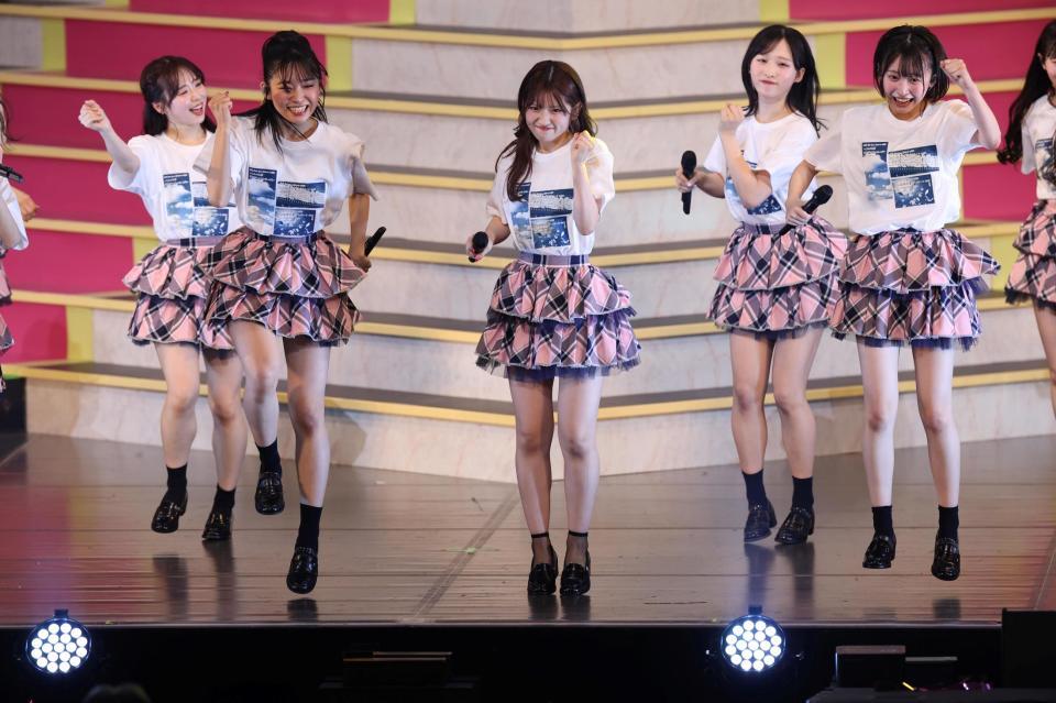 　ＡＫＢ４８・村山彩希（中央）＝撮影・佐々木彰尚