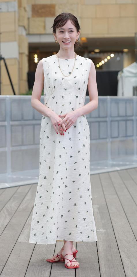 　笑顔でポーズをとる前田敦子（撮影・西岡正）