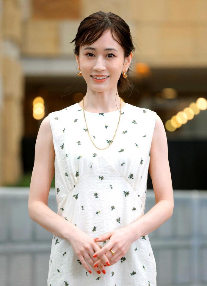 　笑顔でポーズをとる前田敦子