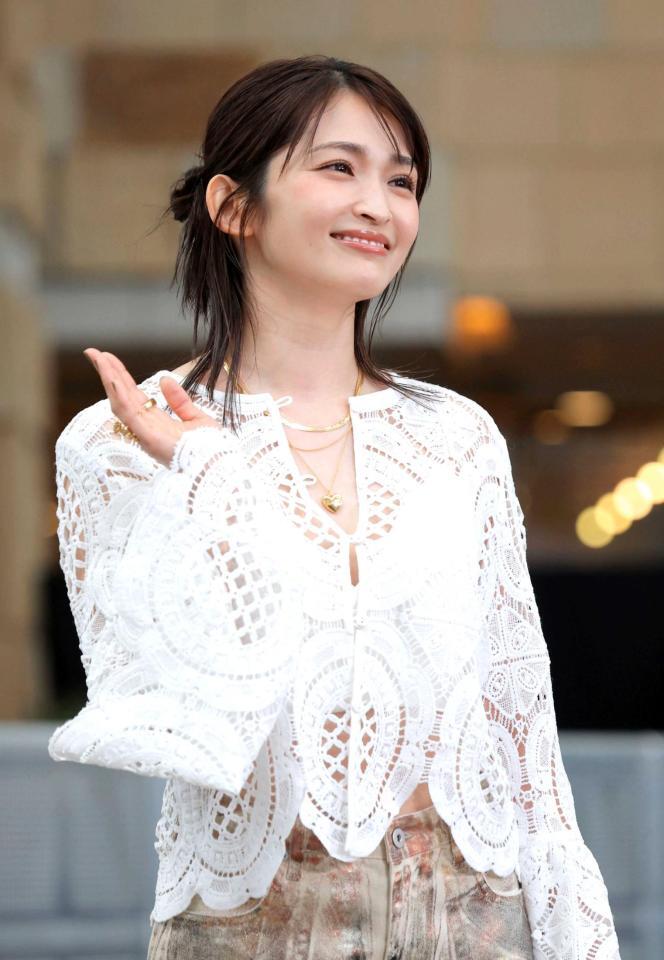 　笑顔で手を振る岡本玲