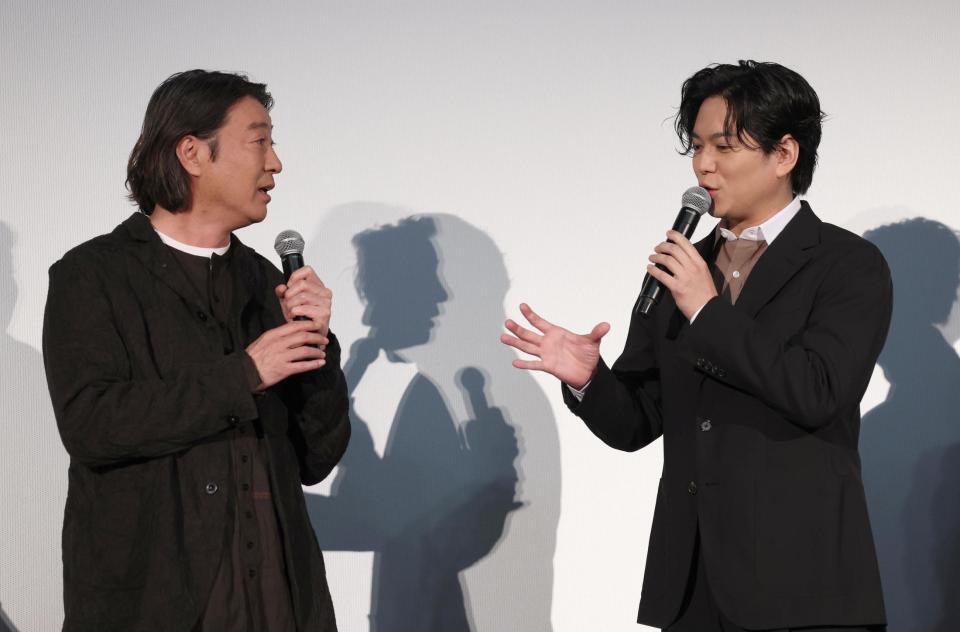 　舞台あいさつに登場した加藤浩次監督（左）と加藤シゲアキ監督（撮影・佐々木彰尚）