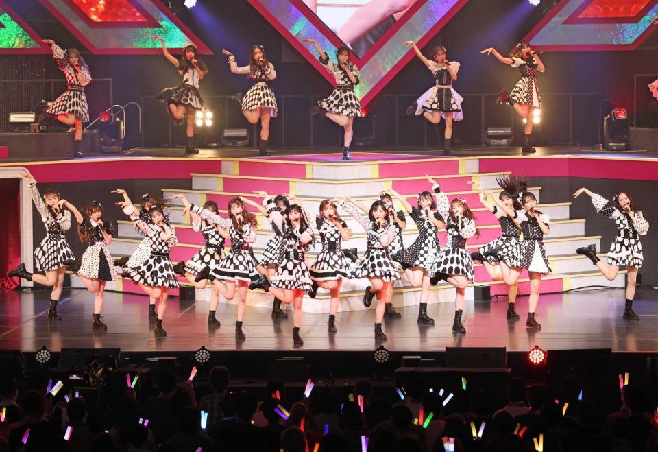 　熱いパフォーマンスを見せるＡＫＢ４８（撮影・佐々木彰尚）