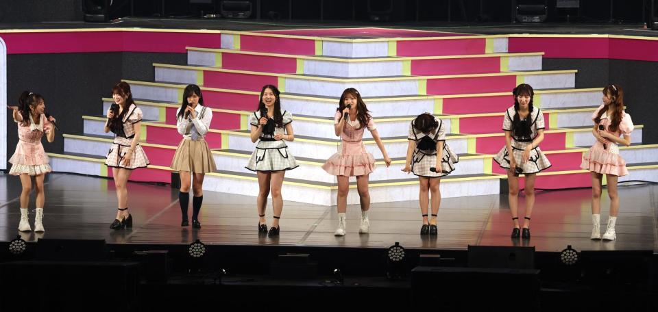 　あいさつをする村山彩希（右から４人目）＝撮影・佐々木彰尚