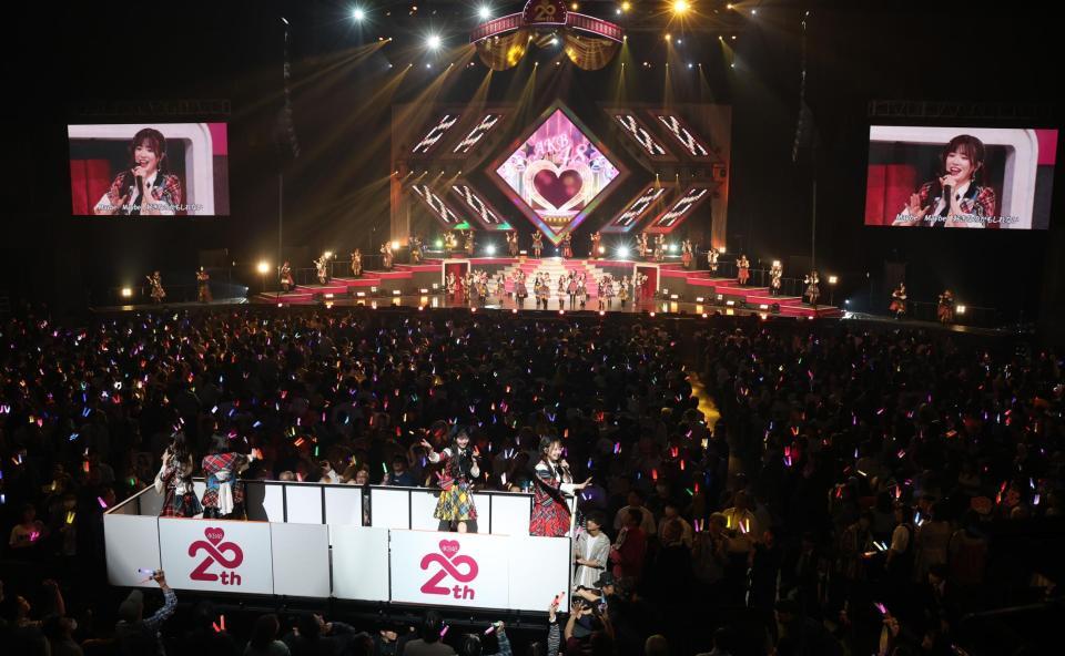 　熱いパフォーマンスを見せるＡＫＢ４８（撮影・佐々木彰尚）