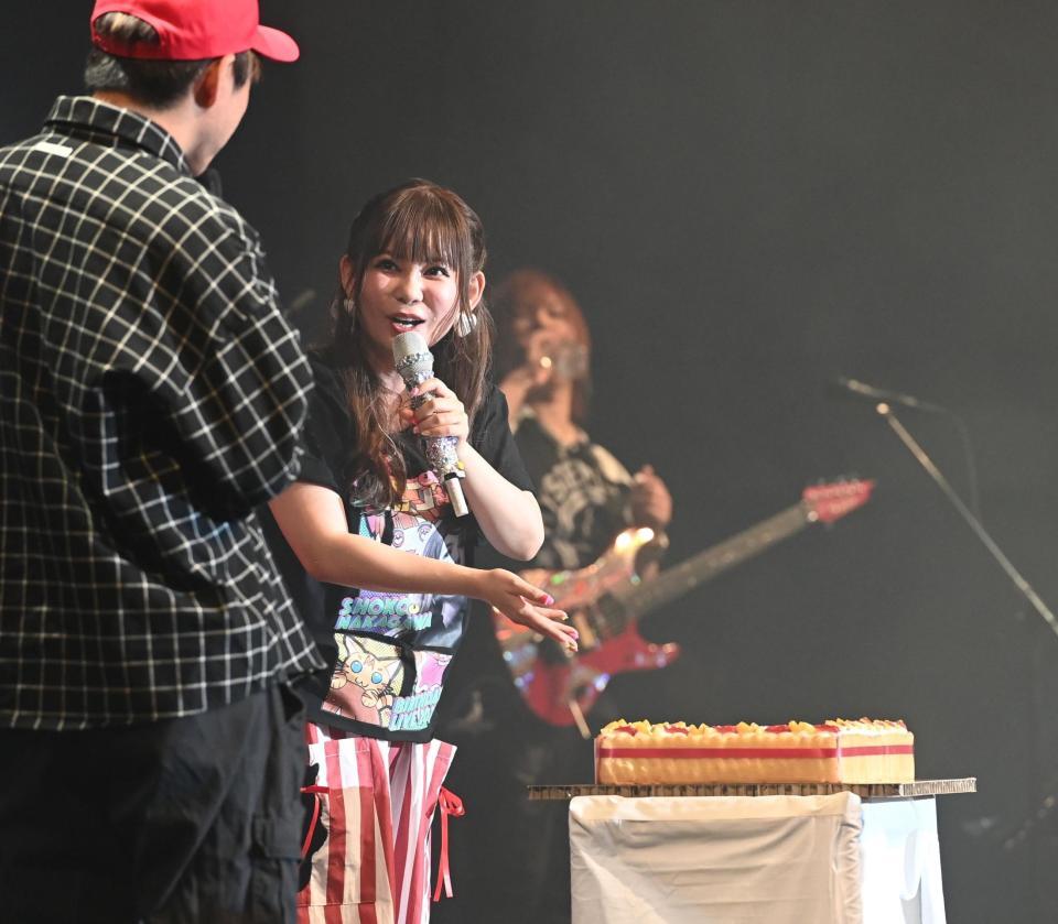 　誕生日ケーキの登場に感激する中川翔子（撮影・園田高夫）