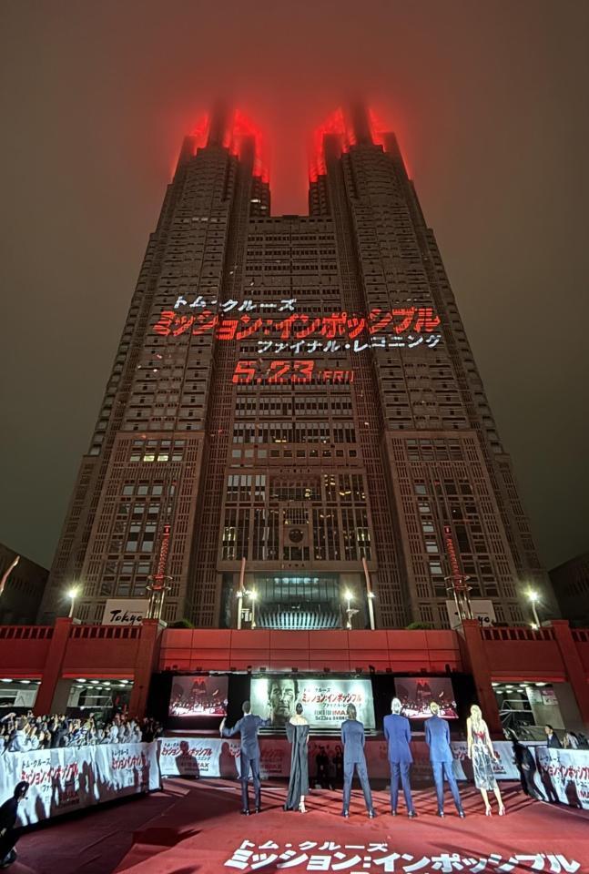 　プロジェクションマッピングで映画「ミッション：インポッシブル／ファイナル・レコニング」にジャックされた東京都庁（撮影・伊藤笙子）