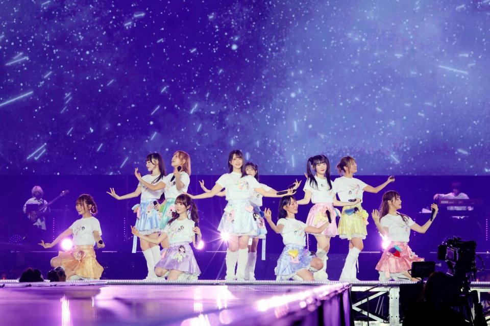 　「夏祭り恋慕う」をパフォーマンスする＝ＬＯＶＥ