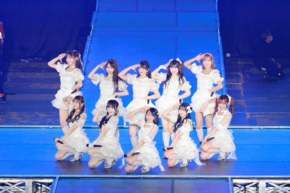 　「この空がトリガー」をパフォーマンスする＝ＬＯＶＥ