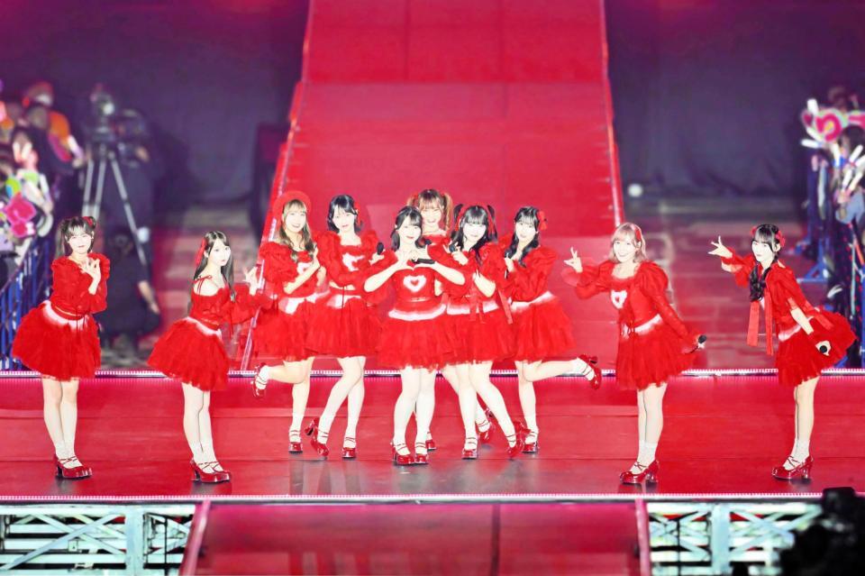 　「とくべチュ、して」をパフォーマンスする＝ＬＯＶＥ