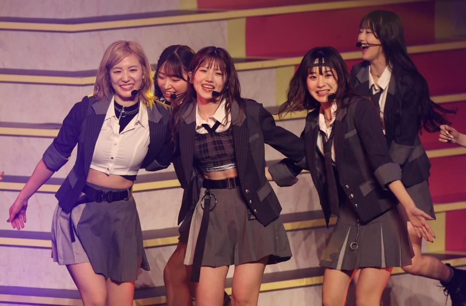 　横山結衣（右）と共演する村山彩希（撮影・佐々木彰尚）