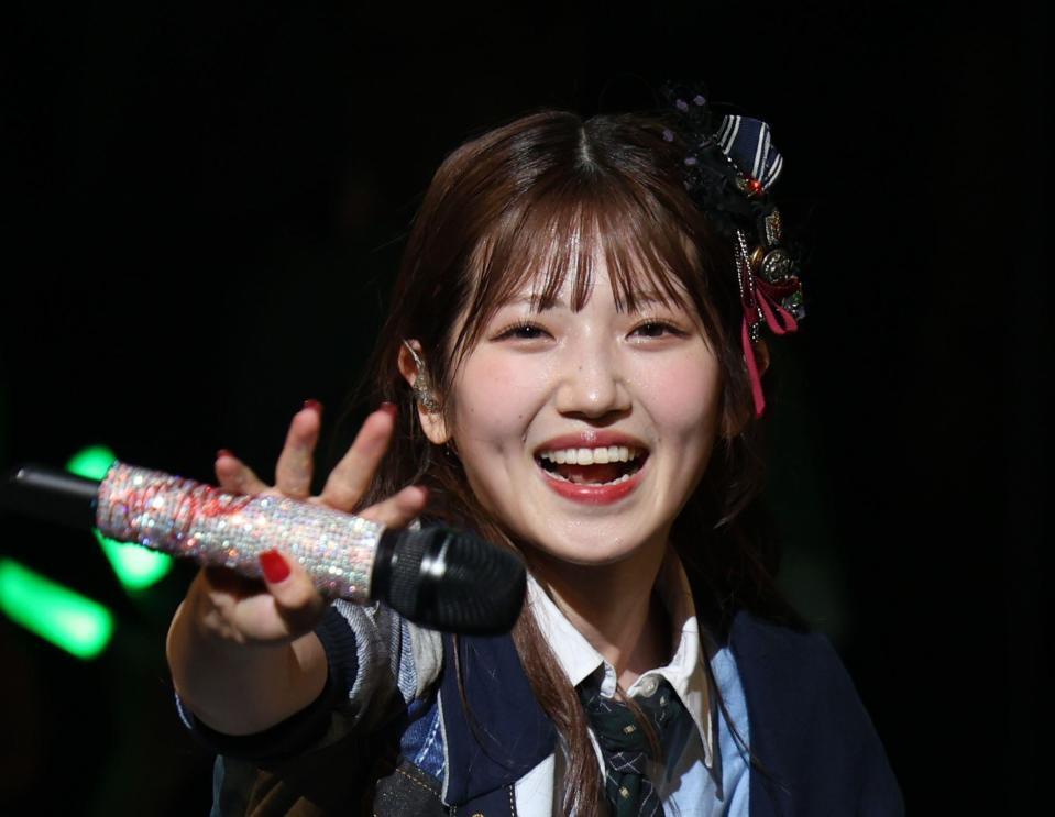 　声援に応える村山彩希（撮影・佐々木彰尚）