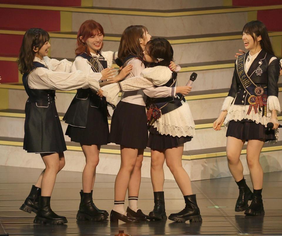 　峯岸みなみと抱き合う村山彩希（中央）＝撮影・佐々木彰尚