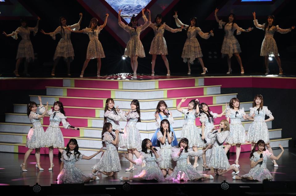 　卒業コンサートをするＡＫＢ４８・村山彩希（中央）＝撮影・佐々木彰尚