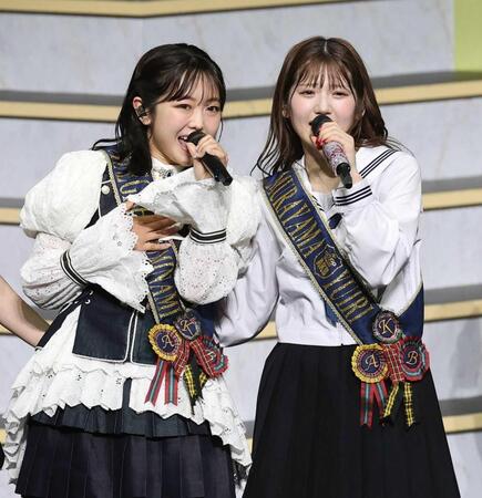 　峯岸みなみ（左）と歌唱するＡＫＢ４８・村山彩希