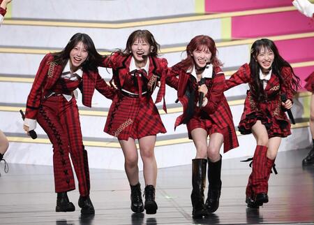 　笑顔を見せる（左から）茂木忍、村山彩希、岡田奈々、向井地美音（撮影・佐々木彰尚）